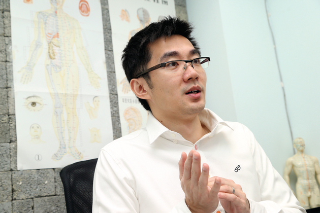 註冊中醫師李廣冀說：「約1至2成濕疹患者在冬天才發作，不能單以清熱解毒之法治理，要用麻黃、桂枝、扁豆、赤小豆等溫化寒濕的中藥。」相片來源：經濟日報資料室