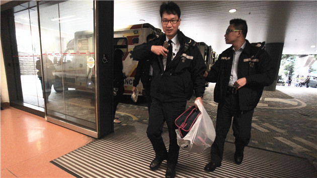 警員檢走死者的財物。