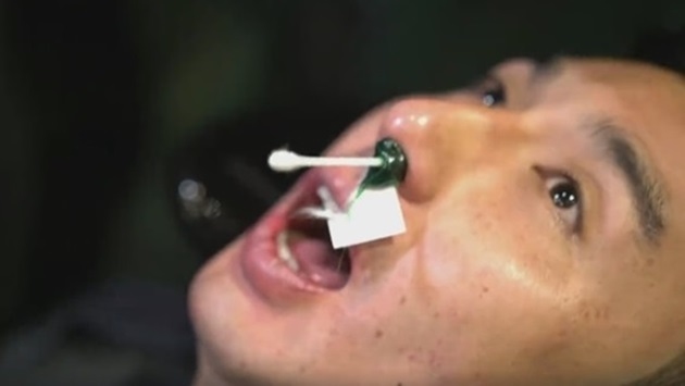 伍家謙試玩蜜蠟脫鼻毛，經歷「男人最痛」。相片來源：片段截圖