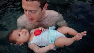 女兒第一次游水。相片來源：Mark Zuckerberg Facebook