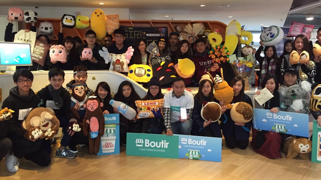 網店程式Boutir Collect與逾160名維園年宵檔主合作，市民可在App上率先查看年宵電子地圖、瀏覽每檔的創意產品。（黃蘊華攝）