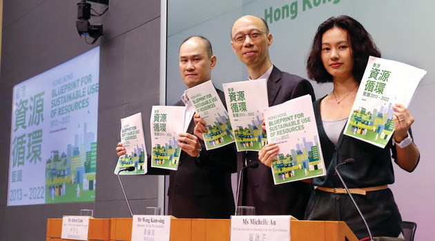 環境局政治助理區詠芷（右一）曾於13年親臨葵涌回收倉；右二為環境局局長黃錦星。