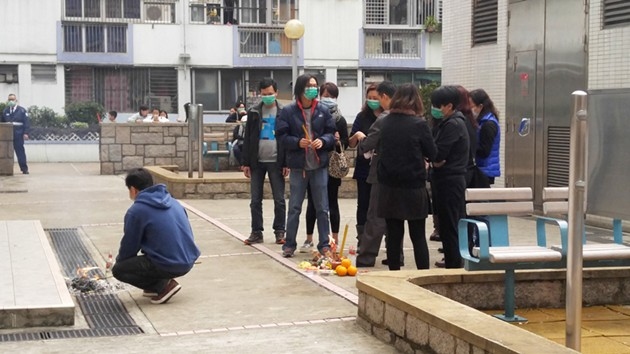 一名12歲女童在牛頭角道花園大廈百靈樓傾吐心事期間，從高處墮地身亡，事後有親友到場路祭。（黄傑偉攝）