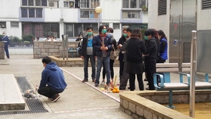 一名12歲女童在牛頭角道花園大廈百靈樓傾吐心事期間，從高處墮地身亡，事後有親友到場路祭。（黄傑偉攝）
