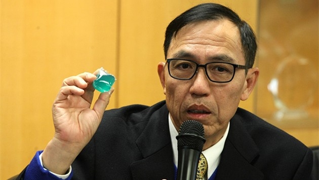 香港中毒諮詢中心總監劉飛龍提醒，誤服洗衣球後忌灌水，否則成口泡，入肺可致肺炎。