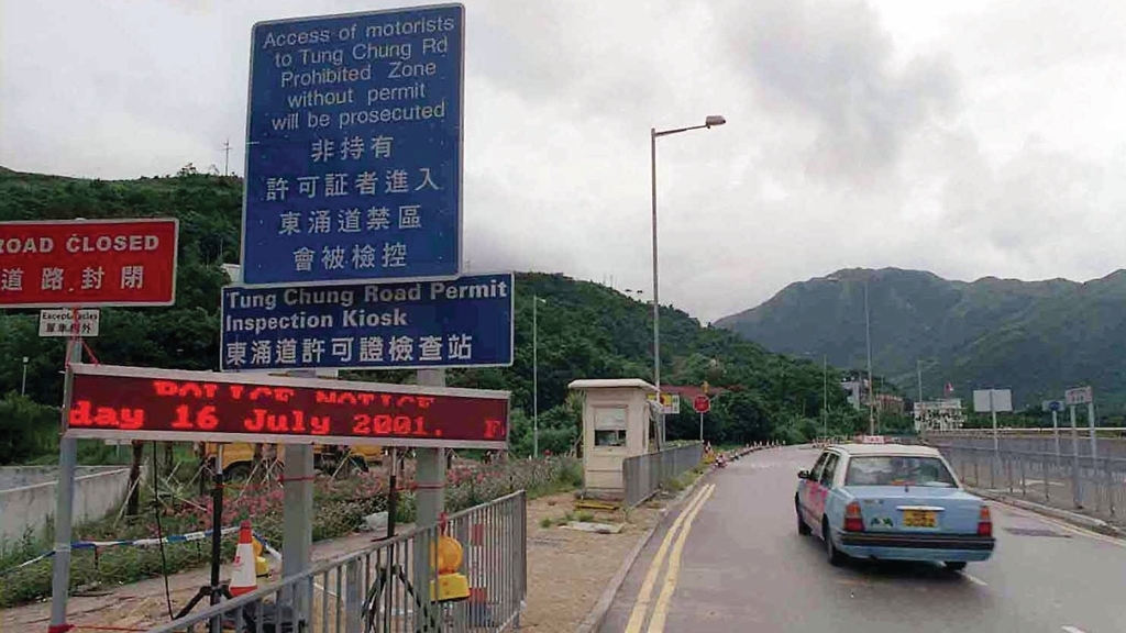 東涌道上嶺皮一段後原是禁區，請注意多彎路窄且大上大落的東涌道有多個讓車處，請勿在那裏停車拍照，因會阻塞交通。（經濟日報圖片庫）