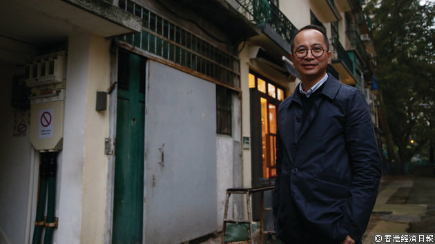 余偉業表示接收房屋後，團隊義工全盤負責為單位油灰水、修理水電媒、找租客，整個過程約2個月。背後是位於永利街的光房。（陳智良攝）