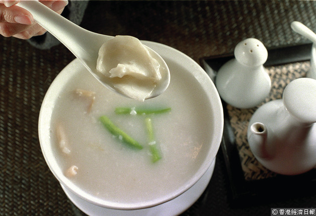 生滾粥的魚片未經徹煮熟，可能吃下肝吸蟲。（經濟日報資料圖片）