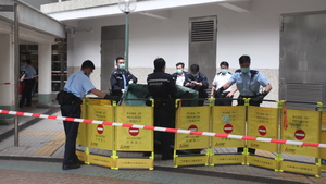 天水圍天頌苑一名12歲男童，懷疑從家中墮樓死亡，令開學至今自殺學童增至19人。港大防止自殺研究中心副總監羅亦華表示，情況值得警惕。（圖片來源：經濟日報）