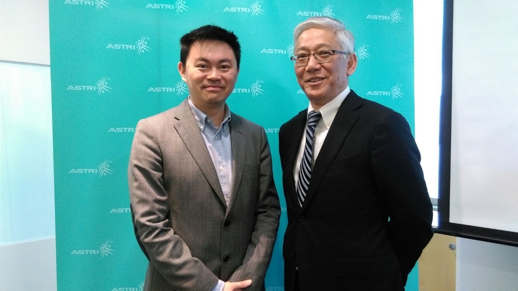 香港應用科技研究院指，本港須加快步伐發展區塊鏈技術、個人對個人貸款等應用，否則其金融中心地位可能不保。圖右為應科院行政總裁湯復基（胡詩珞攝）