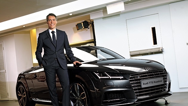 上任未夠一年的Audi香港董事總經理Rene Koneberg留意到，購買Audi汽車的客人比較年輕，而且高性能的跑車車型在香港特別受歡迎，他身旁的TT Roadster開蓬跑車是可出租的車款之一。（王嘉昌攝）