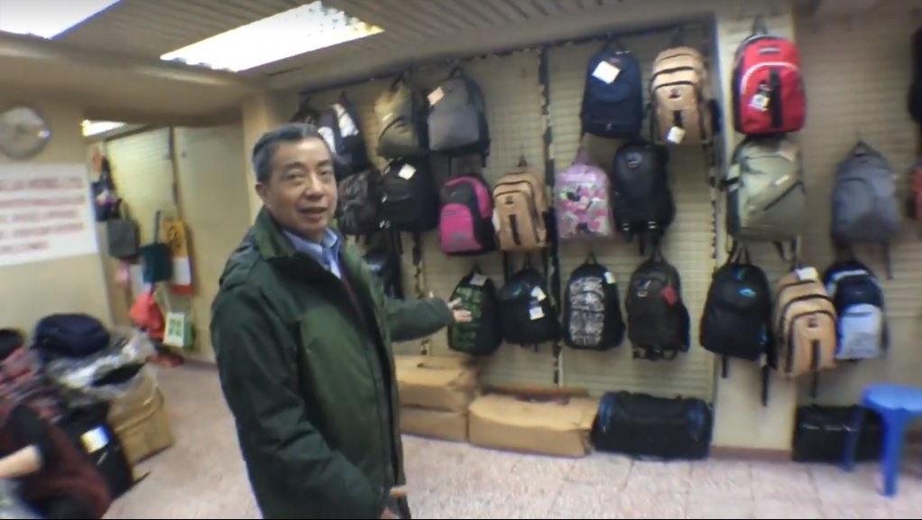 謝先生為助明哥，提早結束其手袋店「祟麗行」。（Youtube截圖）