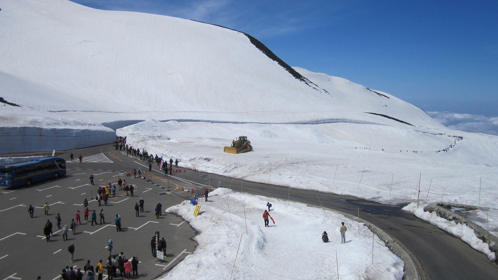 室堂車站出口，下望是停車場，遊人一字排開之處便是大雪牆入口。（攝影：單志民）