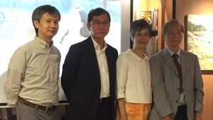 李家駒（左二）指，政府可參考台灣在車站設迷你圖書館，鼓勵閱讀風氣。