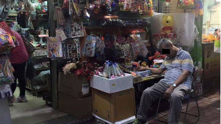 有街坊經過文具店，發現老闆看店累得打瞌睡，遂於網上呼籲大家幫幫手。（網上圖片）