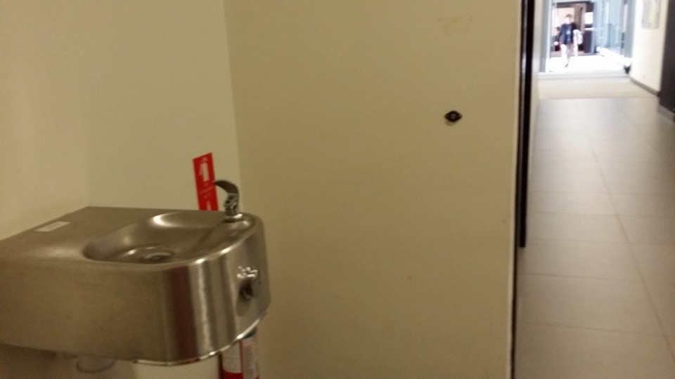研討會場外已有水機，但場內卻要大派樽裝水。(朱漢強Facebook圖片)
