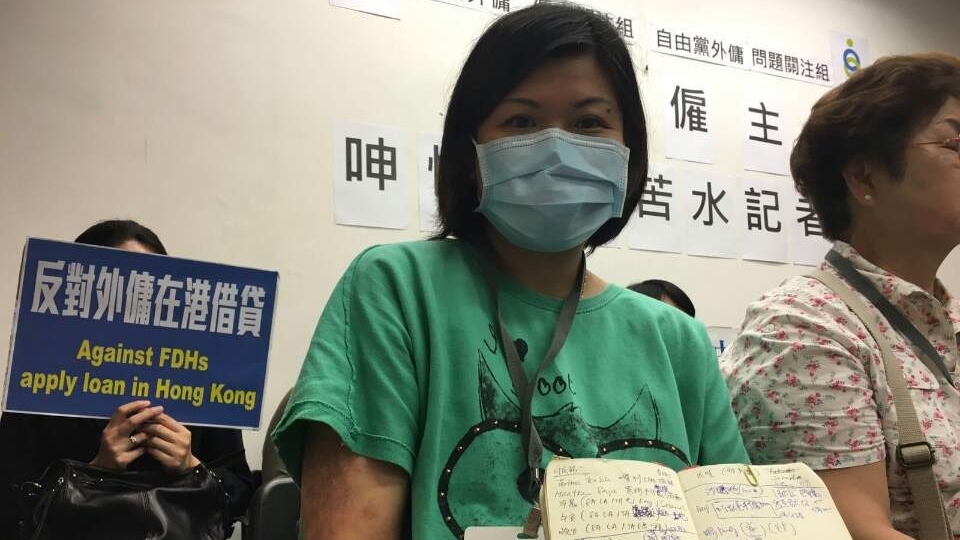 外傭僱主劉小姐投訴，斷約外傭拿機票返鄉卻無登機。(經濟日報記者陳曉瑩攝)