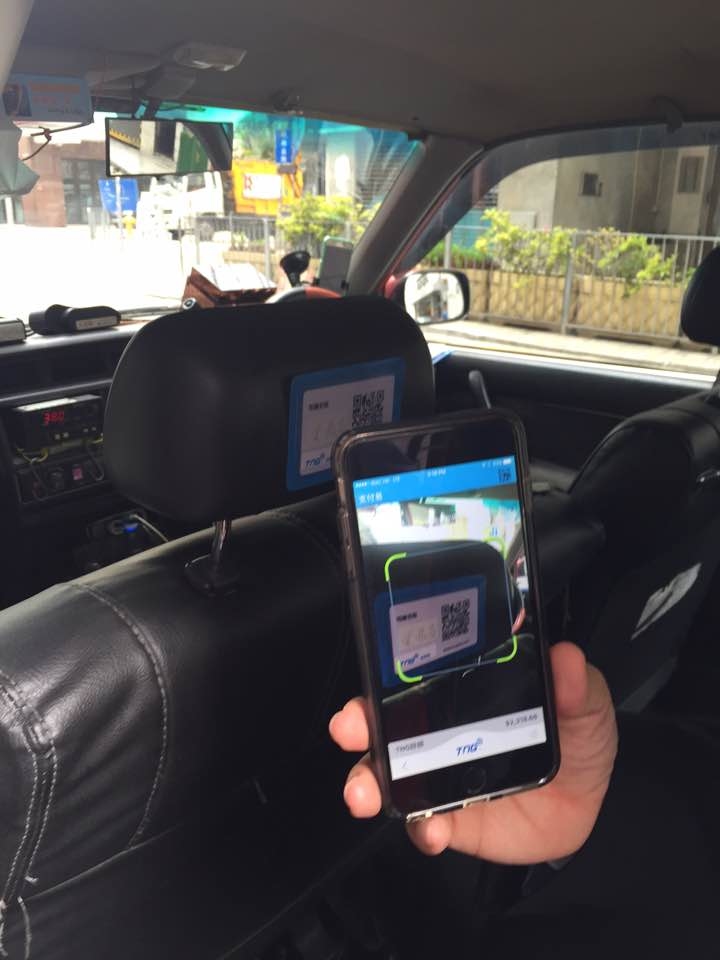 用戶只須於TNG App內掃瞄車廂內的QR CODE，並輸入密碼及車資來完成交易。（本報記者攝）
