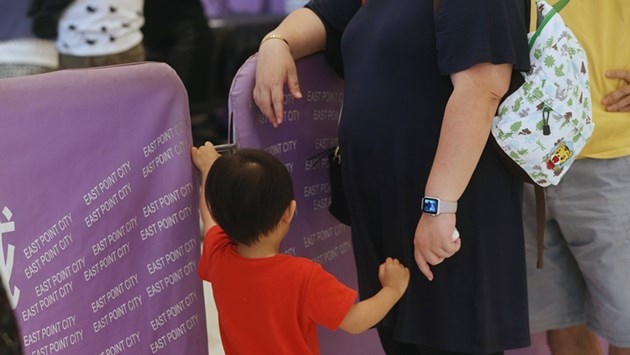 有婦產科醫生指近年年輕孕婦趨增，或與教育資訊指「生仔愈後生愈好」、體力亦較易恢復有關。