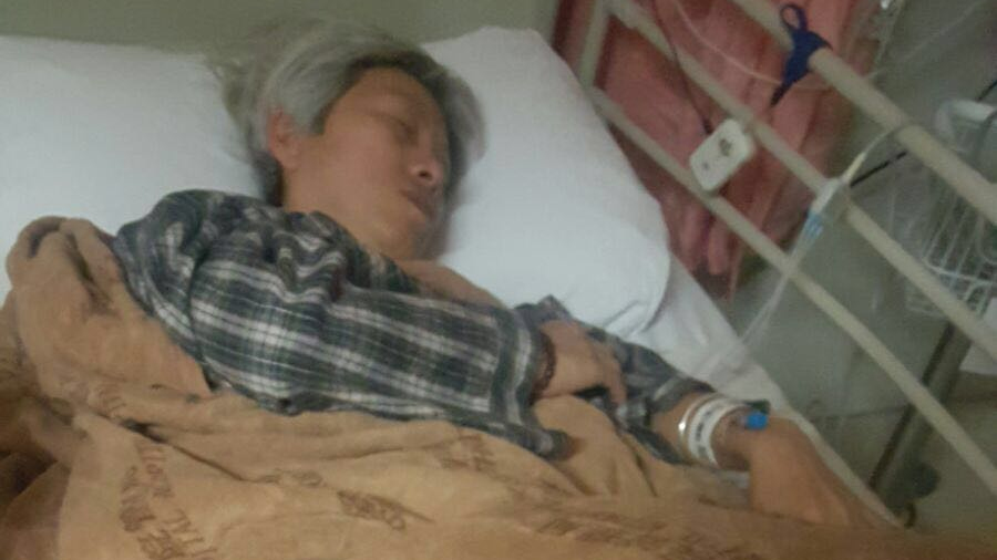 55歲林女士被內地女子推倒頭部着地，疑中風動彈不得及不能說話。(家人提供圖片)