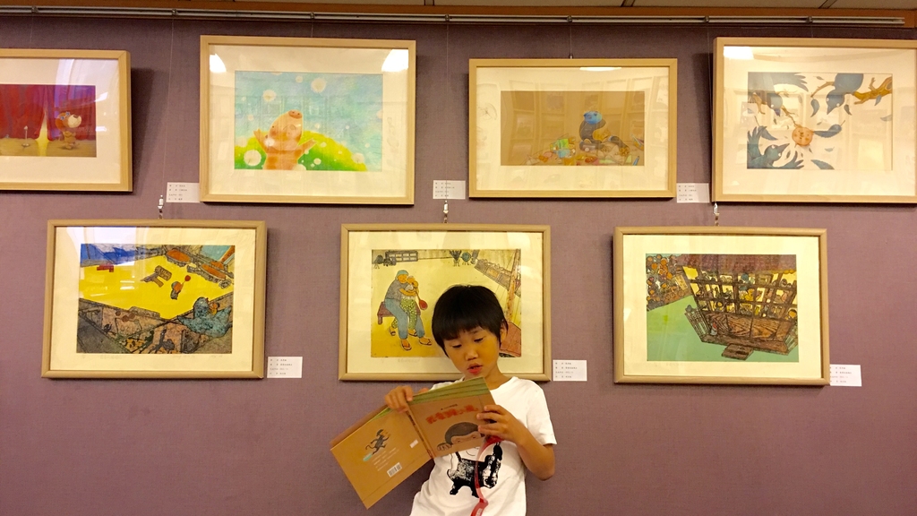 場內有繪本作家林柏廷和張秀毓的手稿展，而張老師的板畫展現出傳統文化精神。