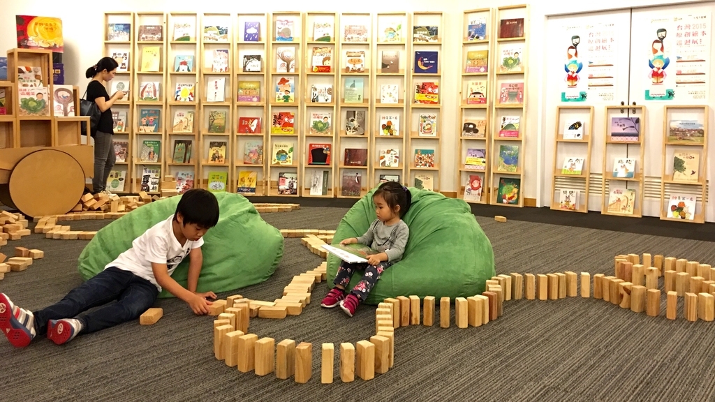 將展覽布置成小型遊樂場，小朋友可隨意疊木塊、看書，可見策展人心思。