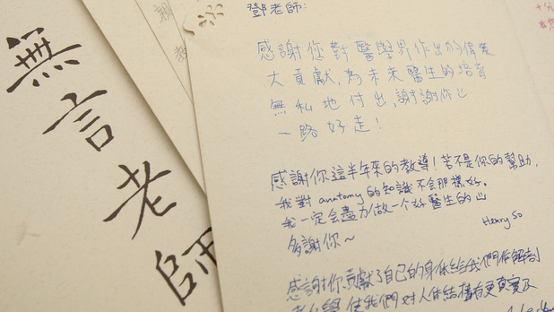 中大醫學院在解剖課前會安排學生默哀靜思，又在課後填寫感謝卡。（經濟日報記者攝）