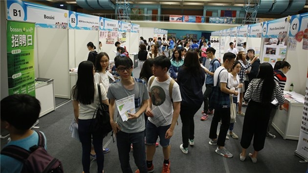 香港基督教女青年會舉行暑期工招聘博覽，逾60間企業參加，合共提供1.2萬個職位空缺。（梁偉榮攝）