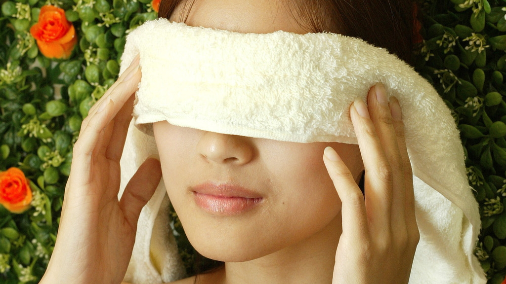 不少女士愛熱敷眼睛美容，但眼科醫生指未必有用。