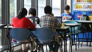香港社會服務聯會研究顯示，63.7%副學位畢業生薪金低於1.47萬元，持學位學歷者則為27%。社聯行政總裁蔡海偉分析，數據反映副學位畢業生出現「假上流，真基層」的現象。（張永康攝）
