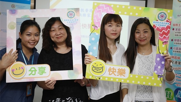   基督教香港信義會社會服務部助理總幹事黃陳麗群（左二）建議，家長每星期至少一小時進行戶外親子活動，有助提升家庭快樂。