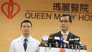瑪麗醫院行政總監陸志聰（右）指，院方已成立醫療事故專責小組調查，個案亦已轉交死因庭跟進。（陳國峰攝）
