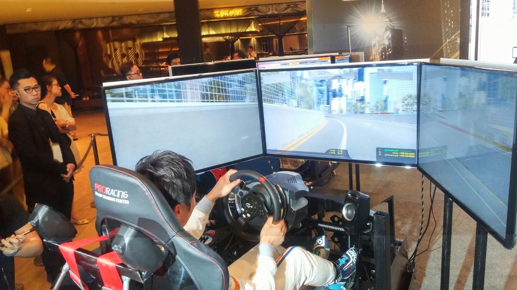 車手馬青驊模擬駕駛香港Formula E賽事賽道。