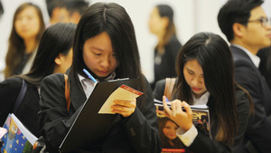 安俊人力資源顧問董事總經理周綺萍指，經濟下行，僱主首選削減畢業生空缺，尚未有聘書在手的大學畢業生將更難搵工。(相片來源：本報資料室)
