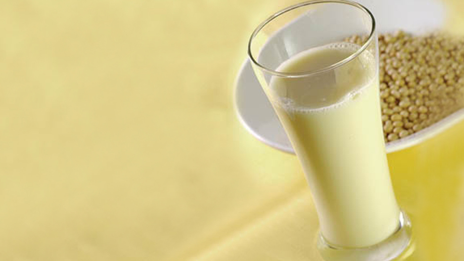 許多婦女以為飲豆漿可防乳癌，但其實過量懾取植物雌激素，反而有增患癌風險。　