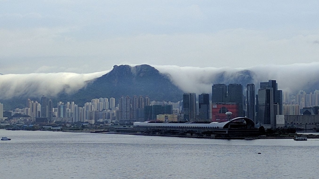 市民Kai Yuen Leung‎於今早黃雨後拍到九龍山脊如瀑布的照片。（相片提供：香港風景攝影會Kai Yuen Leung‎、此相片經剪裁）