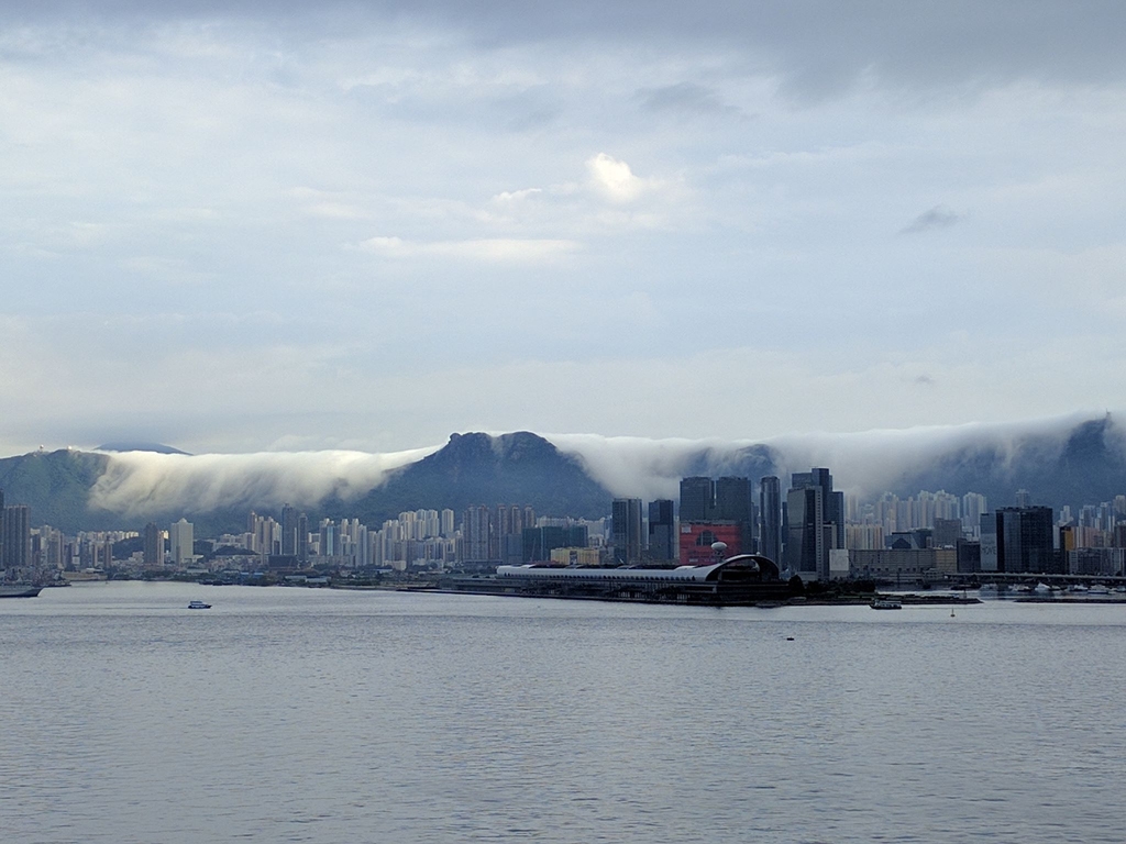 市民Kai Yuen Leung‎於今早黃雨後拍到九龍山脊如瀑布的照片，強調是手機隨影、無加特效。（相片提供：Kai Yuen Leung‎香港風景攝影會）