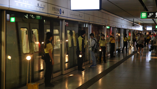 港鐵中環站晚上9時10分「重光」