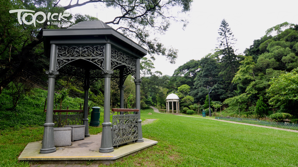 山頂公園的大片草地上，有維多利亞式建築風格的涼亭。（攝影：陳若冰）