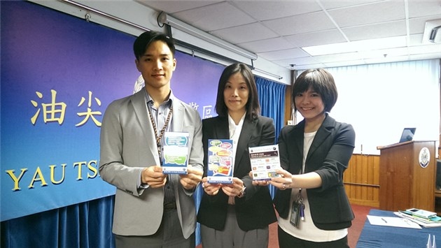油尖區今年首5個月已發生近百宗信用卡騙案，油尖區助理指揮官(刑事)鄭麗琪(中)不排除有犯罪集團涉案，已加強黑點巡邏，又促市民及店鋪提高警覺。旁為油尖警區情報組主管黃寶玲(右)及署理總督察陳朝鴻(左)。(吳婉茵攝)