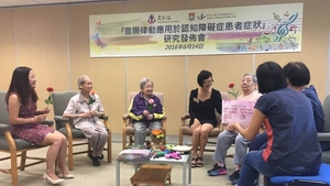 患認知障礙症的長者在唱「玫瑰玫瑰我愛你」時，隨拍子舉起花朵。