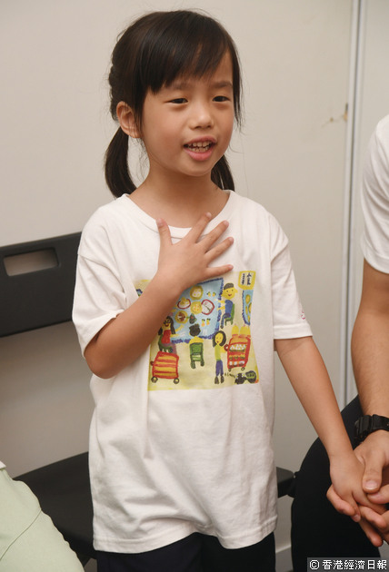就讀幼稚園高班的黃巧璇為父親製作了一個獎牌。（經濟日報記者攝）