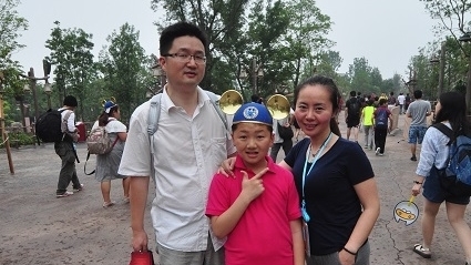 阮生家庭來自上海，他們直言在此建迪士尼，有助推動此地經濟。(攝影： 馮柏偉)