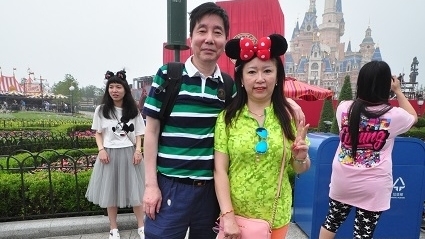 西安來的李小姐及先生，第一次來迪士尼，最期待的是創極速光輪，「西安沒有這樣具規模的遊戲呢。」(攝影： 馮柏偉)