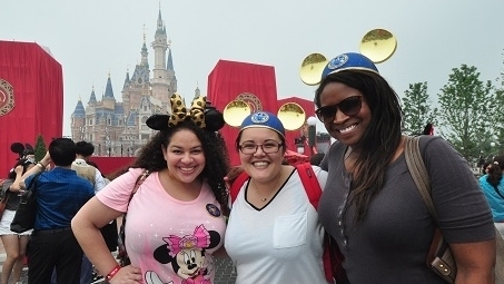 來自美國佛羅里達州的Rosalina ( 左 ) 、Jackie ( 中 ) 、Charlene ( 右 ) 自然是佛州迪士尼的粉絲，「但上海版有魔盜王寶藏之戰，全球獨家，創極速光輪也極精采。」 (攝影： 馮柏偉)