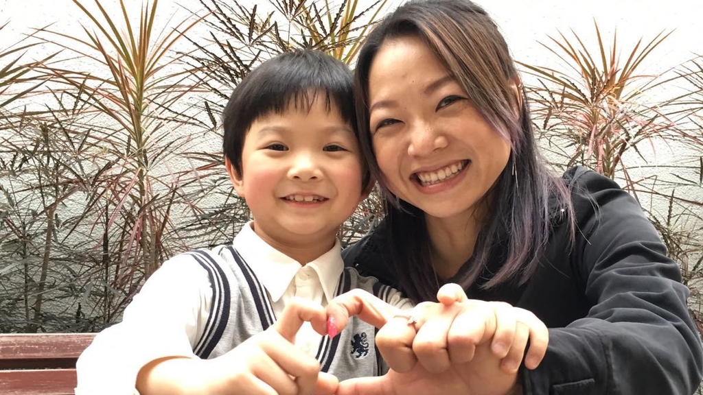 原本最關心教學模式的Carol, 因兒子 Matthew在國際學校受同學欺負，覺得校方處理手法有問題而毅然轉校。她現在覺得學校關愛學生更重要。(羅惠儀攝)