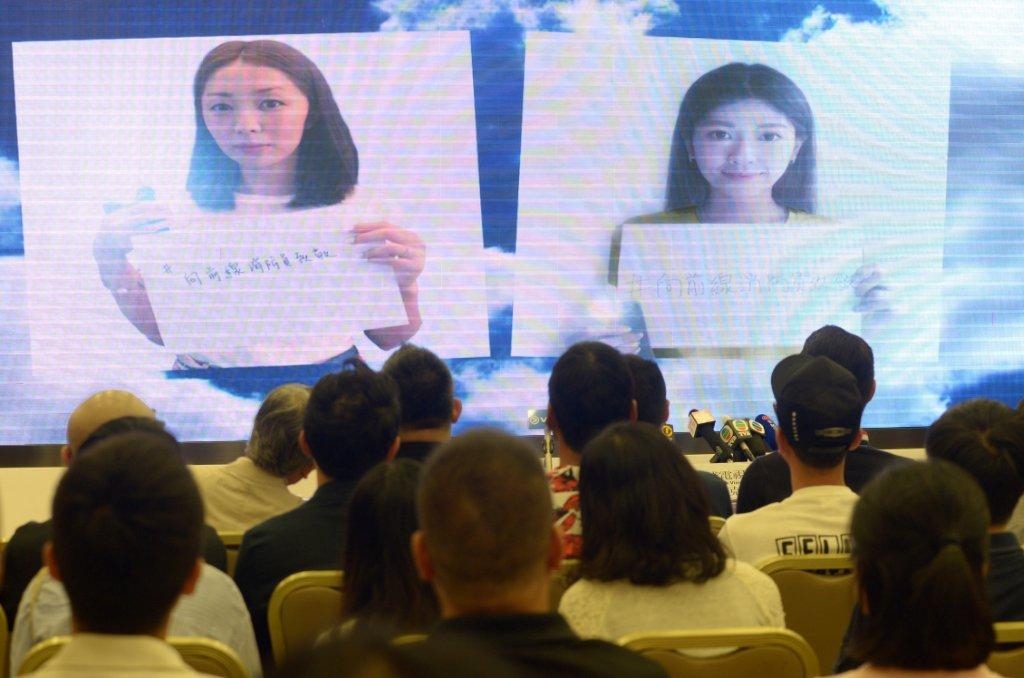 會上播出藝人手持寫上「向前線消防員致敬」白紙的照片。(攝影：程志遠)
