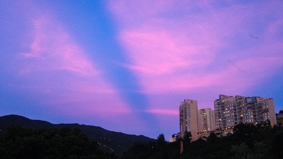 天文台指，雲隙光持續時間不定，要視乎當時陽光角度和積雨雲情況。(網上圖片)