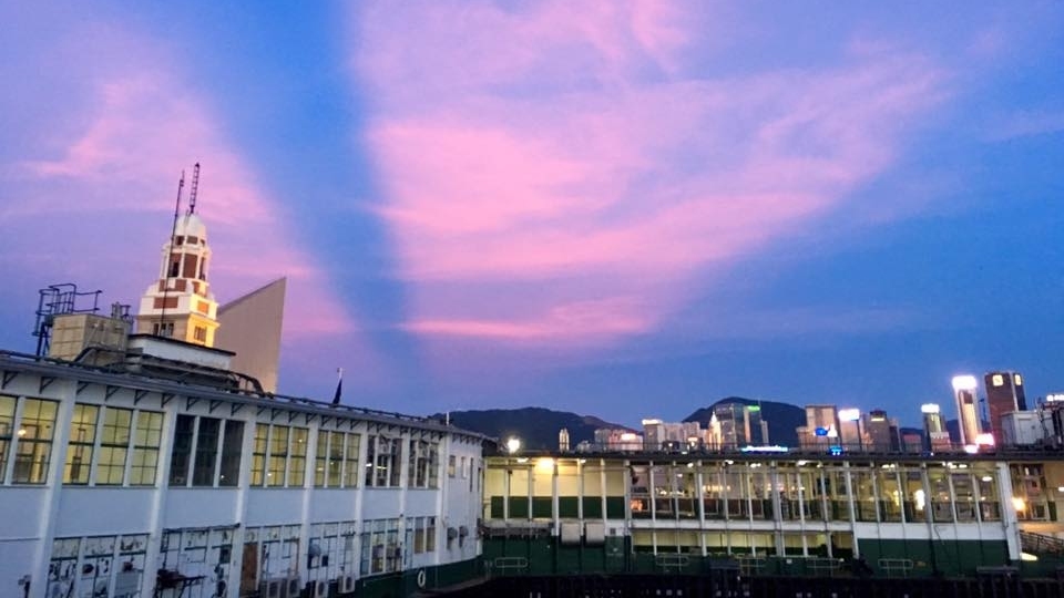 近日網友在尖沙咀、觀塘、屯門等地，都目擊雲隙光美景。(網上圖片)