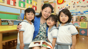 「細 B 有細 B 可愛！如果嫌他們時常喊，覺得煩，那麼，為甚麼要做幼稚園教師呢？就是教師要花耐心去對待每一位幼兒。」黃慧貞校長覺得有「大中細仔」的課堂，是孩子彼此可互相影響，有共融效果。（湯炳強攝）